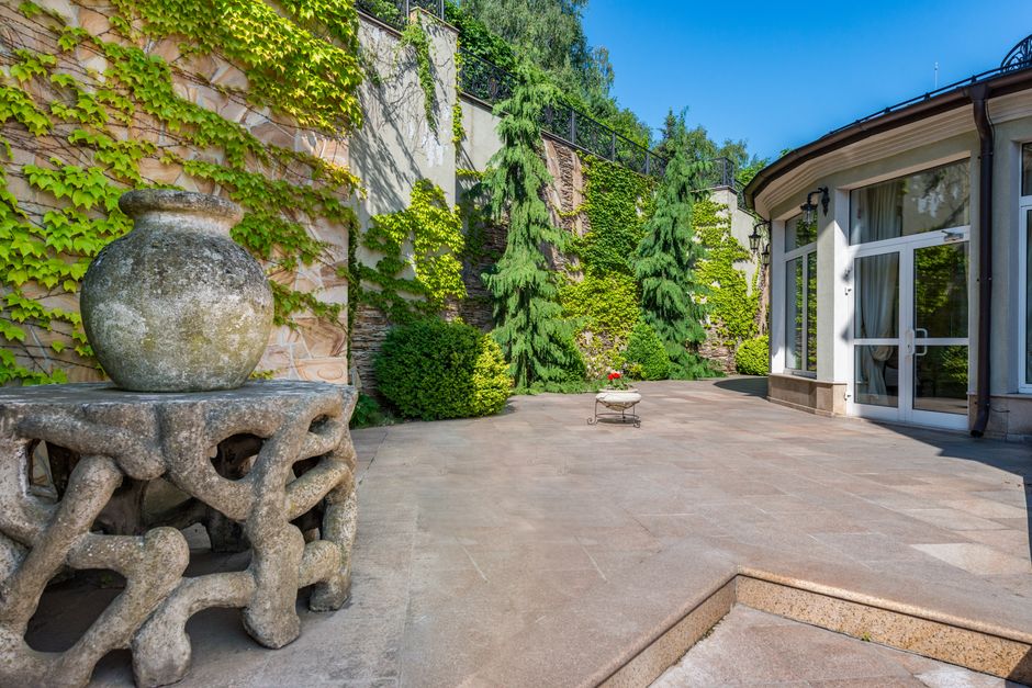 Moderne Terrasse mit Natursteinbelag