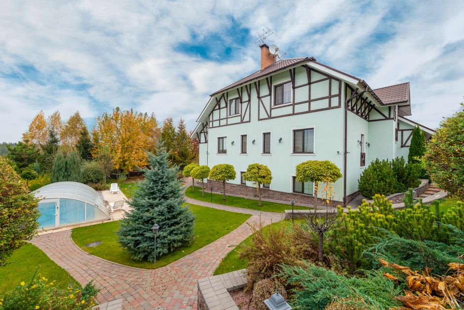 Gepflegter Garten mit Terrasse, Pflasterwegen und Bepflanzung